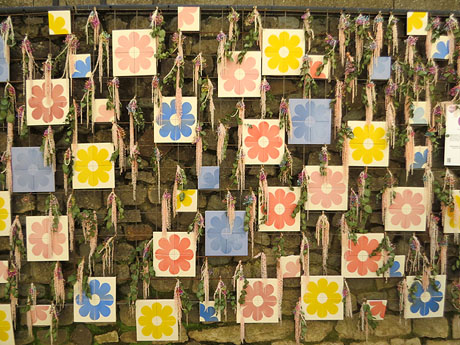 Temps de Flors 2025. Carrer Ferran el cat&ograve;lic (paret)