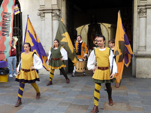 Toc de Rams. Cerim&ograve;nia del canvi de rams de les gegantes