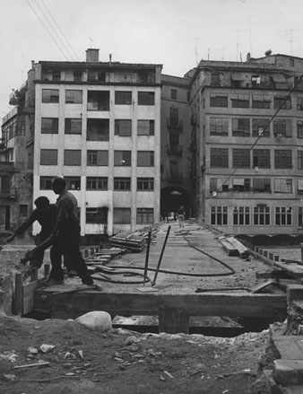 Treballs de construcci&oacute; del nou pont. 1973
