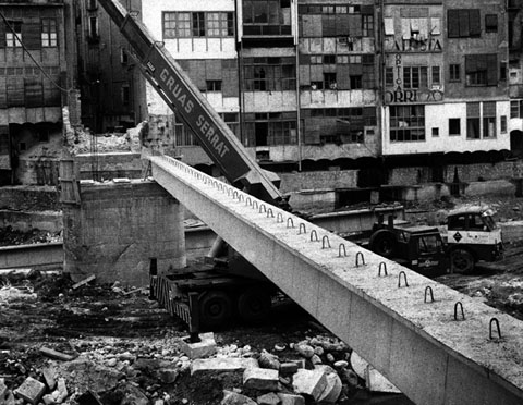 Col&middot;locaci&oacute; d'una de les bigues del pont. 1973