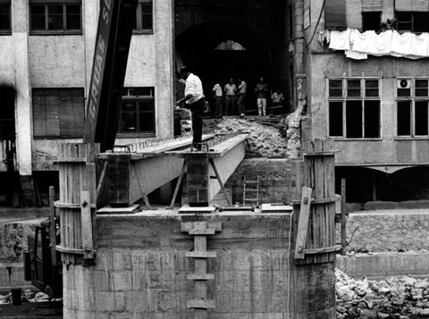 Col&middot;locaci&oacute; de les bigues a la banda esquerra del riu. 1973