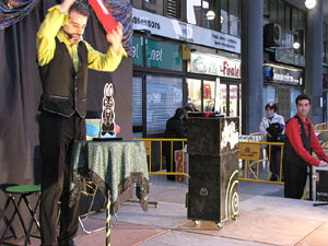 Espectacle de M&agrave;gia a la pla&ccedil;a Josep Pla