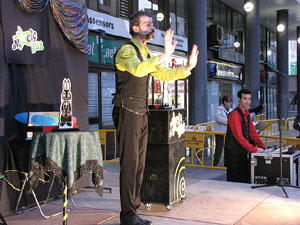 Espectacle de M&agrave;gia a la pla&ccedil;a Josep Pla