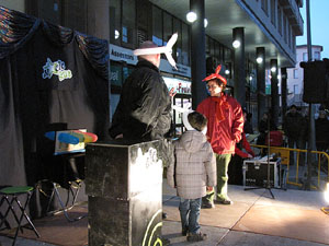 Espectacle de M&agrave;gia a la pla&ccedil;a Josep Pla