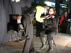 Espectacle de M&agrave;gia a la pla&ccedil;a Josep Pla