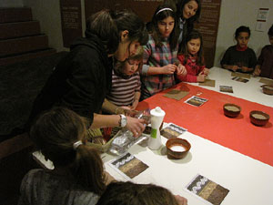 Taller de mosaic rom&agrave; al Museu d'Hist&ograve;ria de la Ciutat