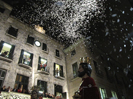 Fires de Girona 2013. Espectacle a la plaça del Vi amb els capgrossos, gegants de la ciutat, l'Àliga i el Beatosaure