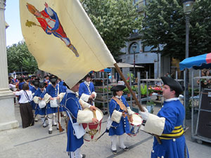Girona resisteix! Jornades de recreaci&oacute; hist&ograve;rica de la Guerra de Successi&oacute;. Desfilada pels carrers