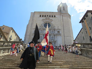 Girona resisteix! Jornades de recreaci&oacute; hist&ograve;rica de la Guerra de Successi&oacute;. Desfilada pels carrers