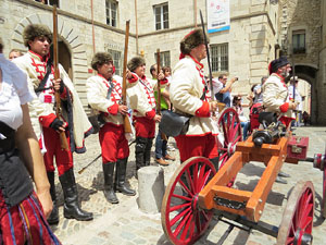 Girona resisteix! Jornades de recreaci&oacute; hist&ograve;rica de la Guerra de Successi&oacute;. Desfilada pels carrers