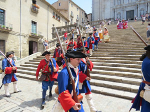 Girona resisteix! Jornades de recreaci&oacute; hist&ograve;rica de la Guerra de Successi&oacute;. Desfilada pels carrers