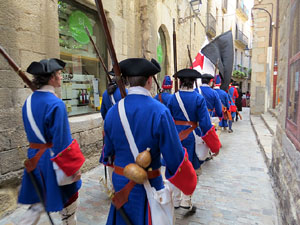 Girona resisteix! Jornades de recreaci&oacute; hist&ograve;rica de la Guerra de Successi&oacute;. Desfilada pels carrers