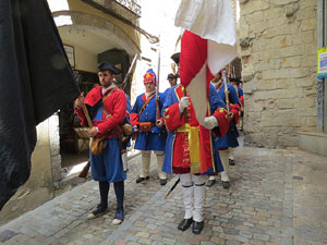 Girona resisteix! Jornades de recreaci&oacute; hist&ograve;rica de la Guerra de Successi&oacute;. Desfilada pels carrers