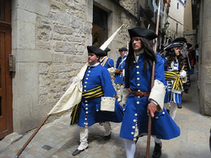 Girona resisteix! Jornades de recreaci&oacute; hist&ograve;rica de la Guerra de Successi&oacute;. Desfilada pels carrers