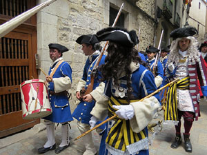 Girona resisteix! Jornades de recreaci&oacute; hist&ograve;rica de la Guerra de Successi&oacute;. Desfilada pels carrers
