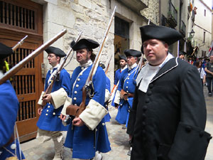 Girona resisteix! Jornades de recreaci&oacute; hist&ograve;rica de la Guerra de Successi&oacute;. Desfilada pels carrers