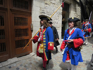 Girona resisteix! Jornades de recreaci&oacute; hist&ograve;rica de la Guerra de Successi&oacute;. Desfilada pels carrers