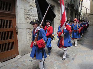 Girona resisteix! Jornades de recreaci&oacute; hist&ograve;rica de la Guerra de Successi&oacute;. Desfilada pels carrers