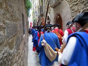 Girona resisteix! Jornades de recreaci&oacute; hist&ograve;rica de la Guerra de Successi&oacute;. Desfilada pels carrers