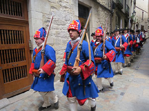 Girona resisteix! Jornades de recreaci&oacute; hist&ograve;rica de la Guerra de Successi&oacute;. Desfilada pels carrers
