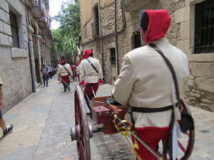 Girona resisteix! Jornades de recreaci&oacute; hist&ograve;rica de la Guerra de Successi&oacute;. Desfilada pels carrers