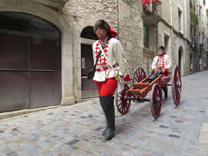 Girona resisteix! Jornades de recreaci&oacute; hist&ograve;rica de la Guerra de Successi&oacute;. Desfilada pels carrers