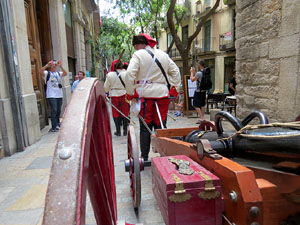 Girona resisteix! Jornades de recreaci&oacute; hist&ograve;rica de la Guerra de Successi&oacute;. Desfilada pels carrers