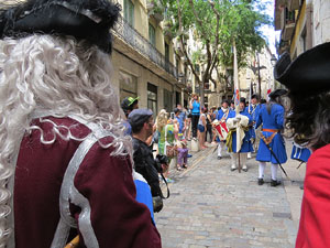 Girona resisteix! Jornades de recreaci&oacute; hist&ograve;rica de la Guerra de Successi&oacute;. Desfilada pels carrers
