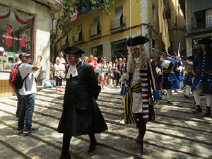 Girona resisteix! Jornades de recreaci&oacute; hist&ograve;rica de la Guerra de Successi&oacute;. Desfilada pels carrers