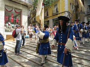 Girona resisteix! Jornades de recreaci&oacute; hist&ograve;rica de la Guerra de Successi&oacute;. Desfilada pels carrers