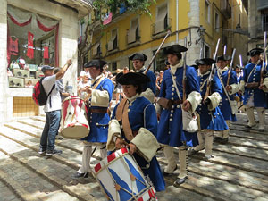 Girona resisteix! Jornades de recreaci&oacute; hist&ograve;rica de la Guerra de Successi&oacute;. Desfilada pels carrers