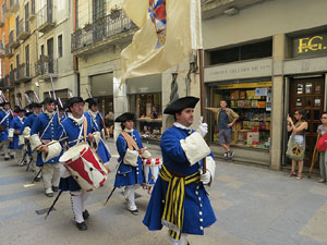Girona resisteix! Jornades de recreaci&oacute; hist&ograve;rica de la Guerra de Successi&oacute;. Desfilada pels carrers