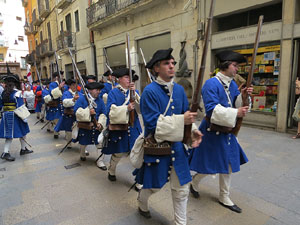 Girona resisteix! Jornades de recreaci&oacute; hist&ograve;rica de la Guerra de Successi&oacute;. Desfilada pels carrers