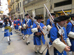 Girona resisteix! Jornades de recreaci&oacute; hist&ograve;rica de la Guerra de Successi&oacute;. Desfilada pels carrers