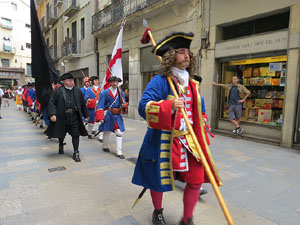 Girona resisteix! Jornades de recreaci&oacute; hist&ograve;rica de la Guerra de Successi&oacute;. Desfilada pels carrers
