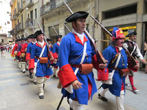 Girona resisteix! Jornades de recreaci&oacute; hist&ograve;rica de la Guerra de Successi&oacute;. Desfilada pels carrers