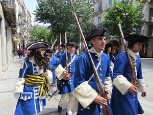 Girona resisteix! Jornades de recreaci&oacute; hist&ograve;rica de la Guerra de Successi&oacute;. Desfilada pels carrers