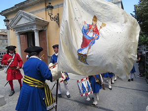 Girona resisteix! Jornades de recreaci&oacute; hist&ograve;rica de la Guerra de Successi&oacute;. Desfilada pels carrers
