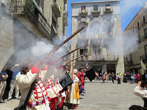 Girona resisteix! Jornades de recreaci&oacute; hist&ograve;rica de la Guerra de Successi&oacute;. Presentaci&oacute; i jurada de bandera