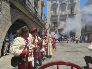 Girona resisteix! Jornades de recreaci&oacute; hist&ograve;rica de la Guerra de Successi&oacute;. Presentaci&oacute; i jurada de bandera