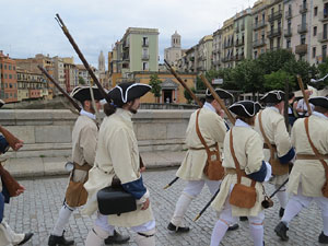 Girona resisteix! Jornades de recreaci&oacute; hist&ograve;rica de la Guerra de Successi&oacute;. Desfilada pels carrers del Barri Vell