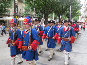Girona resisteix! Jornades de recreaci&oacute; hist&ograve;rica de la Guerra de Successi&oacute;. Desfilada pels carrers del Barri Vell