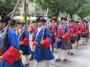 Girona resisteix! Jornades de recreaci&oacute; hist&ograve;rica de la Guerra de Successi&oacute;. Desfilada pels carrers del Barri Vell