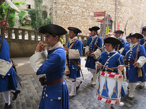 Girona resisteix! Jornades de recreaci&oacute; hist&ograve;rica de la Guerra de Successi&oacute;. Desfilada pels carrers del Barri Vell