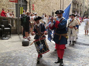 Girona resisteix! Jornades de recreaci&oacute; hist&ograve;rica de la Guerra de Successi&oacute;. Desfilada pels carrers del Barri Vell