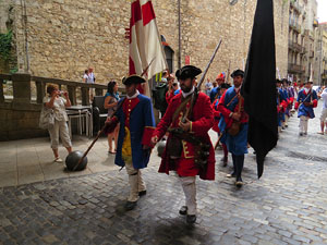 Girona resisteix! Jornades de recreaci&oacute; hist&ograve;rica de la Guerra de Successi&oacute;. Desfilada pels carrers del Barri Vell