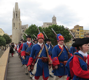 Girona resisteix! Jornades de recreaci&oacute; hist&ograve;rica de la Guerra de Successi&oacute;. Desfilada pels carrers del Barri Vell