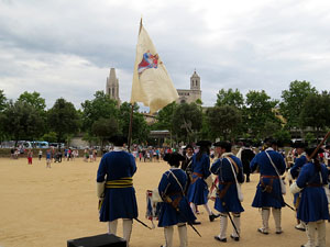 Girona resisteix! Jornades de recreaci&oacute; hist&ograve;rica de la Guerra de Successi&oacute;. Desfilada pels carrers del Barri Vell