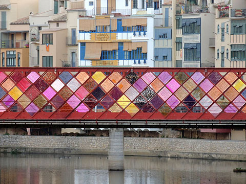 El pont de les Peixateries Velles durant Temps de Flors 2013;