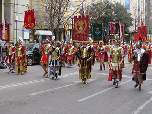 75&egrave; aniversari Associaci&oacute; de Jes&uacute;s Crucificat - Manaies de Girona. Vexillatio Gerundensis. Desfilada de 781 manaies pels carrers de Girona